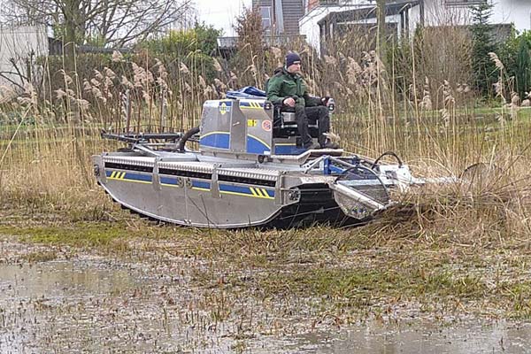 Mähen von Teich mit Amphibienfahrzeug – Finke & Dülmer Landschaft und Umwelt GmbH Heiden